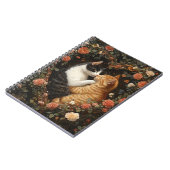 花のハートの中で寄り添うかわいい猫たち ノートブック (左側)
