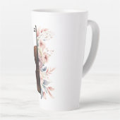 花のバイオリン。 カフェラテマグ (右アングル)