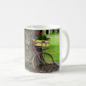 花のバスケットが付いている古く旧式な自転車 コーヒーマグカップ (正面右)