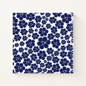花のパターン – 青と白 ノートブック (裏面)