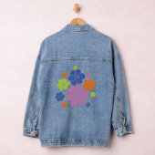 花のパターン – 青、オレンジ、紫、緑 デニムジャケット (ハンガー)