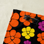 花のパターン – 黒、ピンク、オレンジ、黄色 ビーチタオル (インサイチュ)