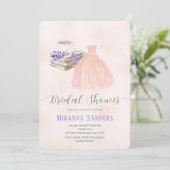 花のピンクのラベンダーのドレスの本とお茶の ブライダルシャワーの招待状 招待状 (スタンド正面)