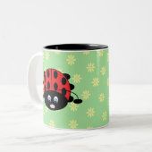 花のマグを持つてんとう虫 ツートーンマグカップ (正面左)