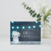 花のマソンジャー＆青いストリングライトの素朴なRSVP インビテーションポストカード (スタンド正面)
