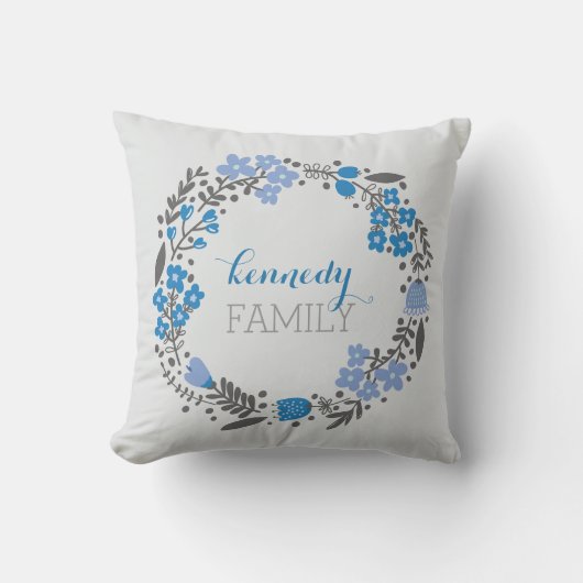 花のリースのパーソナライズなモノグラムのブルーグレー クッション (正面)