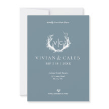 花のリースを飾った素朴な鹿の角 | 結婚式