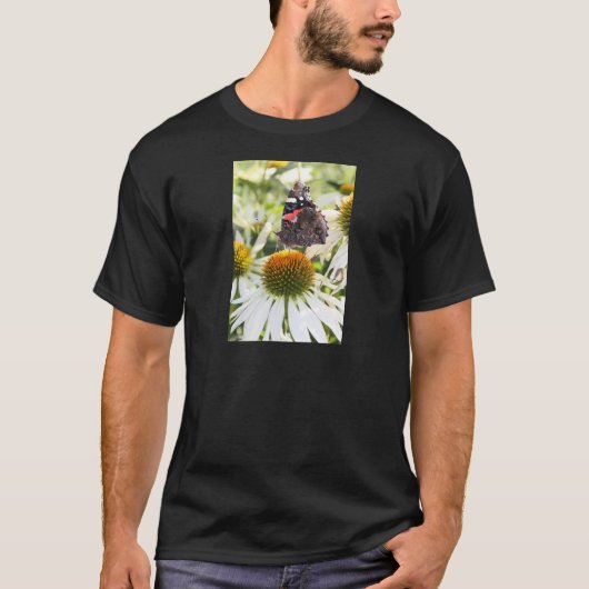 花の上のアゲハチョウ Tシャツ (正面)