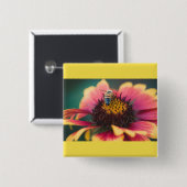 花の上のミツバチ 缶バッジ (正面&裏面)