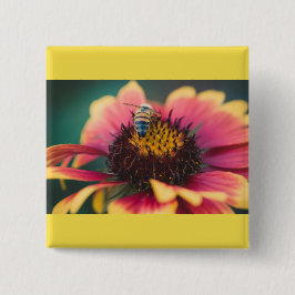 花の上のミツバチ 缶バッジ