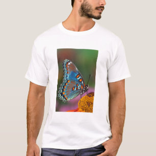 花の上の蝶の横顔 Tシャツ