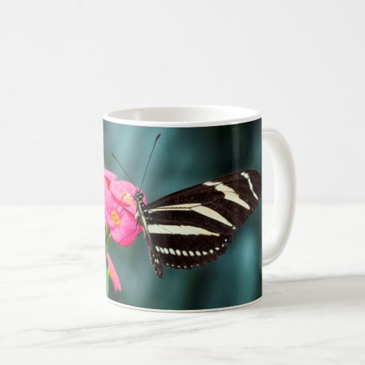 花の上の蝶 コーヒーマグカップ (正面右)