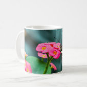 花の上の蝶 コーヒーマグカップ (正面左)