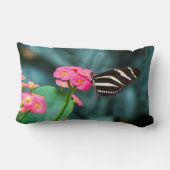 花の上の蝶 ランバークッション (裏面)