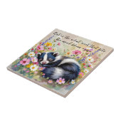 花の中でうたた寝する可愛らしいスカンクと名言デザイン タイル (側面)
