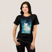 花の中でのびのびと眠る白狐 トライブレンドTシャツ (正面全面)