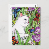 花の中で蝶を追いかける白猫 ポストカード (正面/裏面)