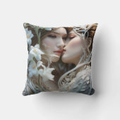 花の中で2人の女性を抱き締めること クッション (裏面)