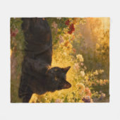 花の中の黒猫 I フリースブランケット (正面(横))