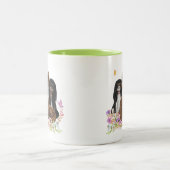 花の中の4つのカバリエールキングチャールズスパニエル犬 ツートーンマグカップ (中央)