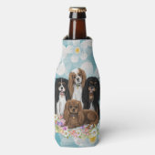 花の中の4つのカバリエールキングチャールズスパニエル犬 ボトルクーラー (ボトル正面)