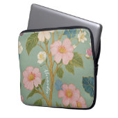 花の中：パステルブランチとピンクの花 ラップトップスリーブ (正面左)