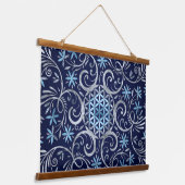 花の人生マンダラ – シルバーブルー 吊り下げ型タペストリー (傾斜あり)