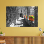 花の付いた石造りのアーチ キャンバスプリント (インサイチュ (リビング))