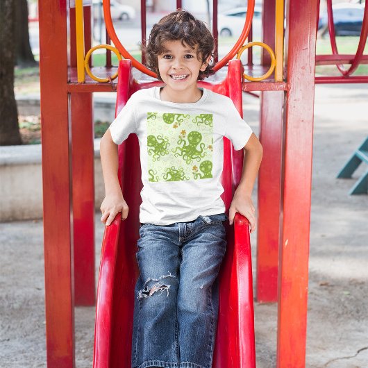 花の付いた緑のタコ Tシャツ