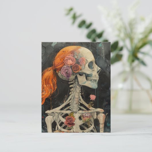 花の付いた赤毛のスケルトン ポストカード (スタンド正面)