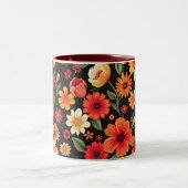 花の付いた黒い背景 ツートーンマグカップ (中央)