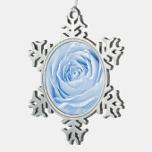 花の写真の可憐な淡いブルーは上がりました スノーフレークピューターオーナメント (右)