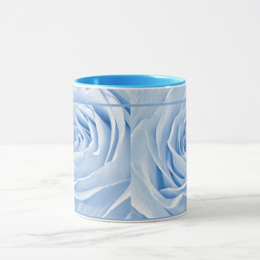 花の写真の可憐な淡いブルーは上がりました マグカップ (中央)