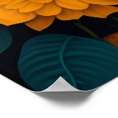 花の前に大きな目を持つフクロウ ポスター (角)