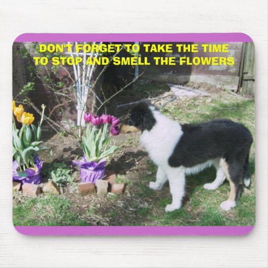 花の匂いを嗅ぐために時間がかかる マウスパッド (正面)
