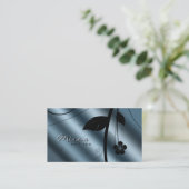 花の名刺の金属ティール（緑がかった色）の青のサテン 名刺 (スタンド正面)