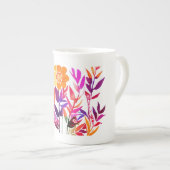 花の名前とモノグラパーソナライズされたム ボーンチャイナマグカップ (正面右)