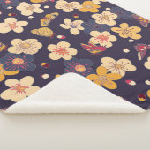 花の咲くさくらんぼと蝶の継ぎ目のない模様。  シェルパブランケット (3/4)