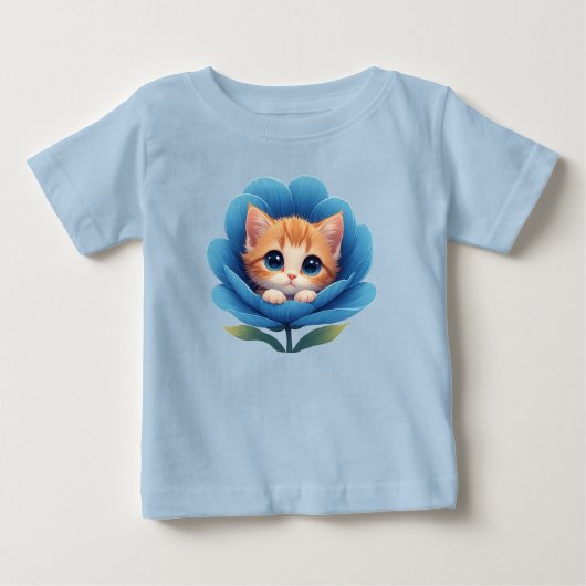 花の咲く中にいるかわいい子猫 ベビーTシャツ (正面)
