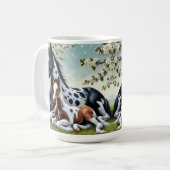花の咲く木々の間で休む馬と馬 コーヒーマグカップ (正面左)