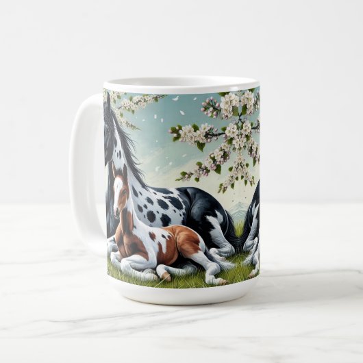 花の咲く木々の間で休む馬と馬 コーヒーマグカップ (正面左)