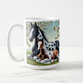 花の咲く木々の間で休む馬と馬 コーヒーマグカップ (左)