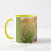 花の咲く牧草地のマグカップで輝くヘレナの陽気な人 マグカップ (左)