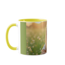 花の咲く牧草地のマグカップで輝くヘレナの陽気な人