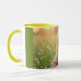 花の咲く牧草地のマグカップで輝くヘレナの陽気な人 マグカップ