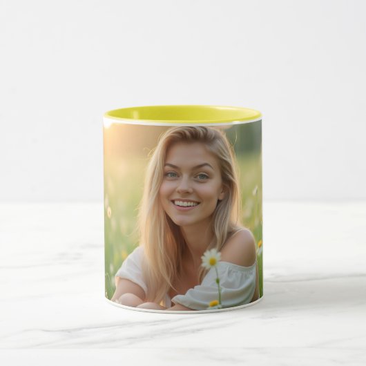 花の咲く牧草地のマグカップで輝くヘレナの陽気な人 マグカップ (中央)