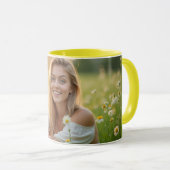 花の咲く牧草地のマグカップで輝くヘレナの陽気な人 マグカップ (正面右)