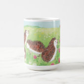 花の咲く草原に四つの小さなハリネズミ コーヒーマグカップ (中央)