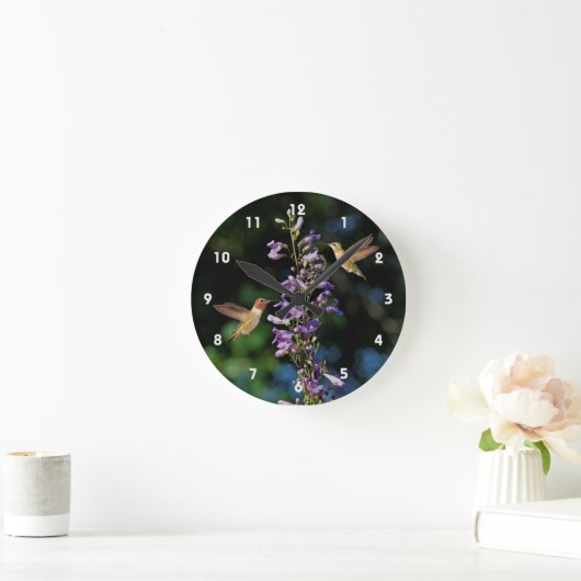 花の壁の時計を持って飛んでいる二羽のハチドリ ラウンド壁時計 (ホーム)