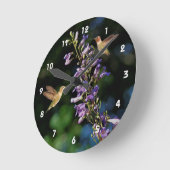 花の壁時計と飛行中の2羽のハミングバード ラウンド壁時計 (傾斜)